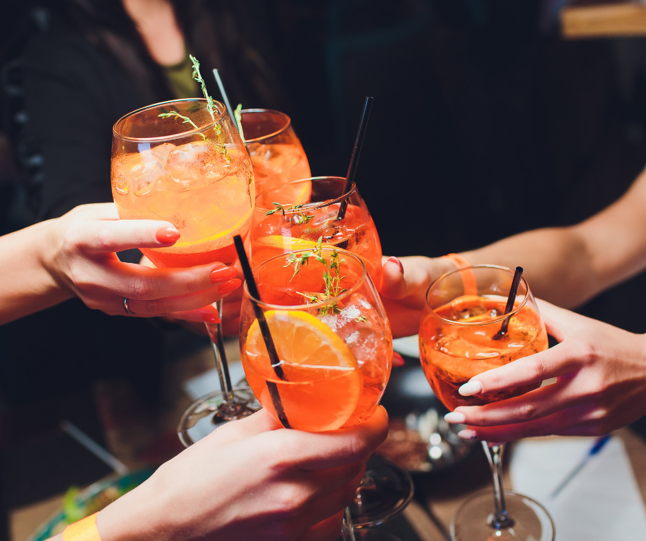 Brindisi conviviale: calici di Aperol Spritz con arancia e ghiaccio. Il Borg_2 celebrazione.