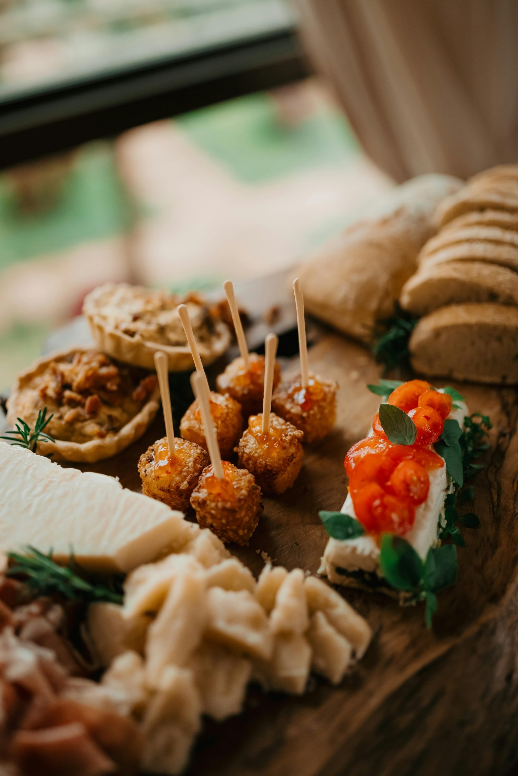 Assortimento culinario del punto ristoro: formaggi, pane, tartine e fritture su tagliere rustico.