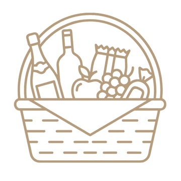 Cesto da picnic con bottiglie, frutta e snack. Perfetto per giornate all'aperto e relax.