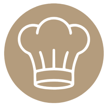 Cappello da chef bianco su sfondo marrone, simbolo di tradizione culinaria italiana.